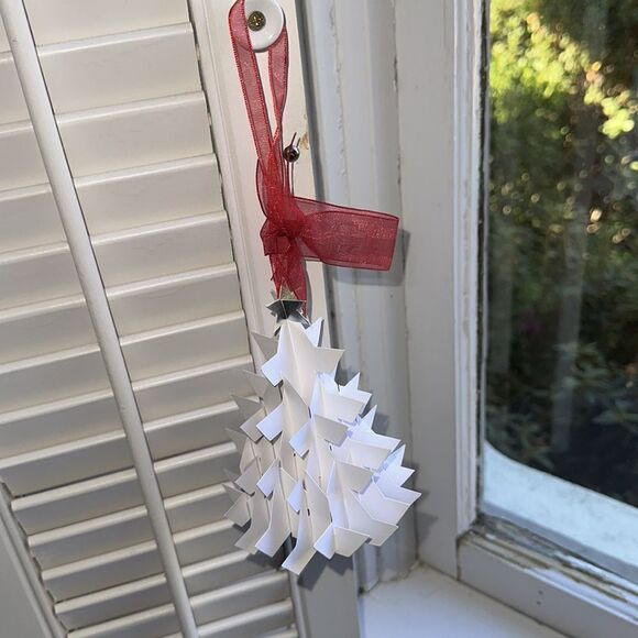 Borders Open Up A Season of Surprises Robert Sabuda for MoMA 3 pop up ornaments - Picture 6 of 7